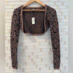 Fitted leopard print sweater shrug